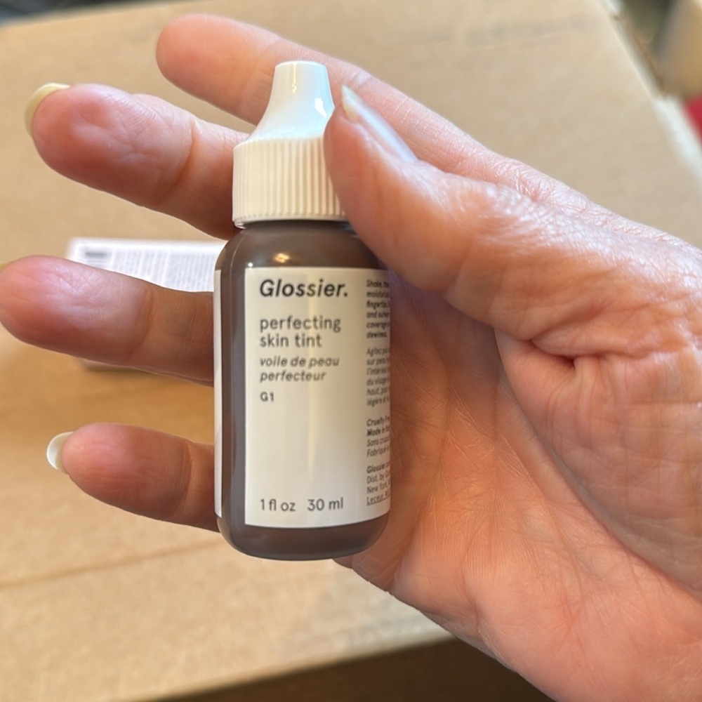 Glossier Perfecting Skin Tint G1